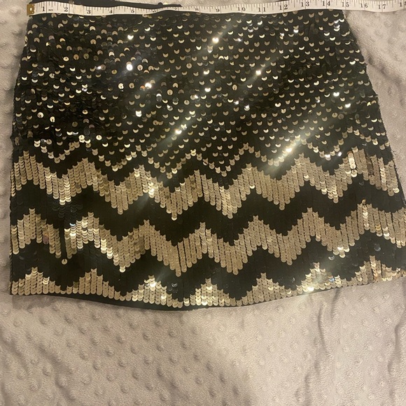 Alice + Olivia black and gold chevron mini skirt. Size 2 - Picture 2 of 5